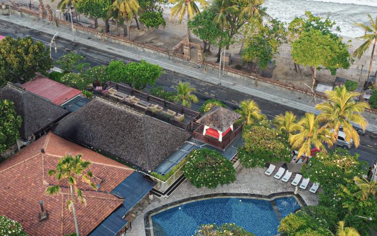 Hotel opposite Kuta Beach
Beachfront hotel in Kuta
Rosso Vivo Dine & Lounge